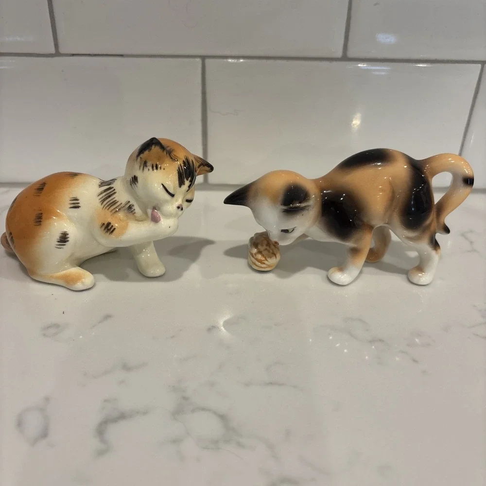 Vintage Set of 2 Hand Painted‎ Cat Figures Porcelain Orange Calico Tabby Kittens